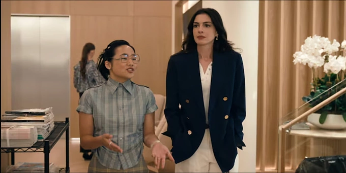 Jin Chao và Andy Sachs (Anne Hathaway) trong một phân cảnh. Ảnh: 20th Century Studio