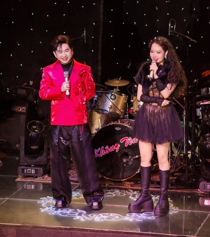 Ca sĩ Bằng Cường (trái) và vợ trên sân khấu. Ảnh: Nhân vật cung cấp