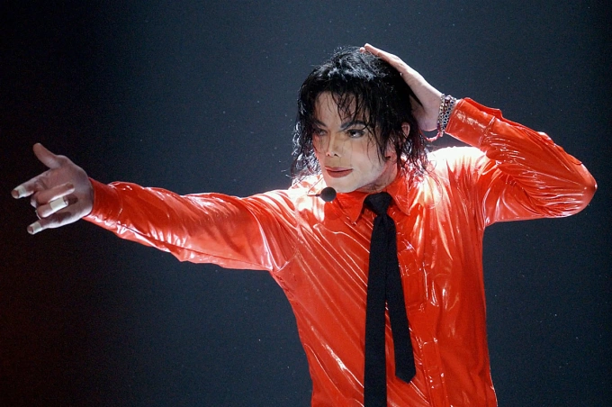 Michael Jackson biểu diễn trong một chương trình ở California năm 2002. Ảnh: AP