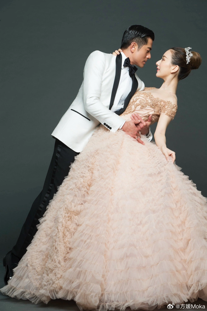 Phương Viên đăng hình ngày cưới. Ảnh: Weibo