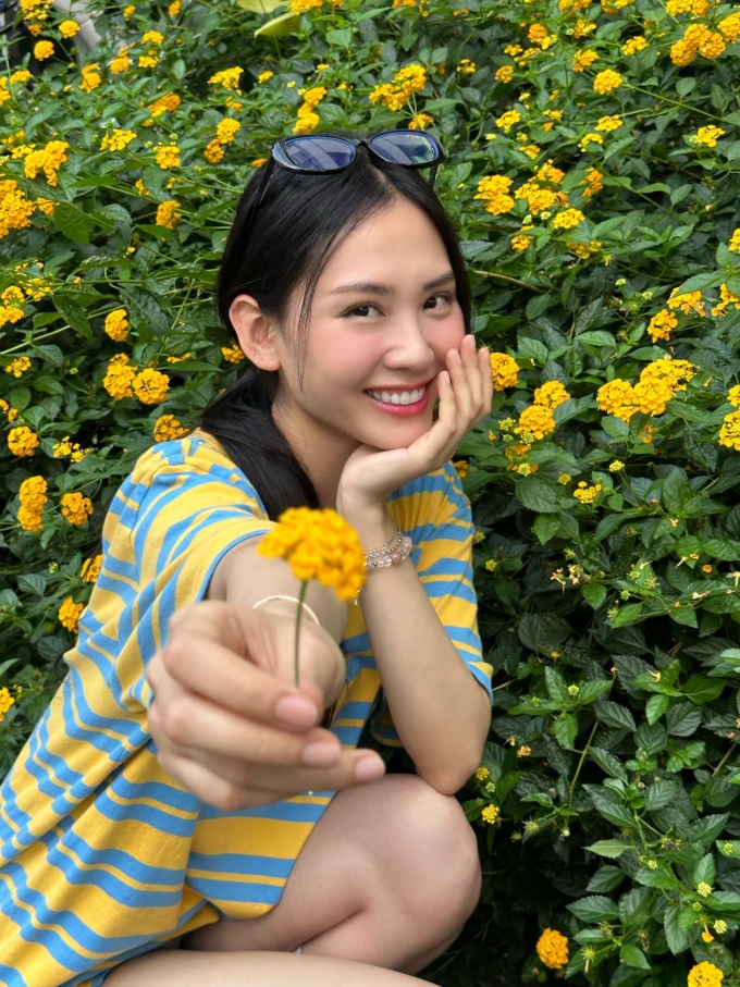 Vẻ năng động của Mai Phương ở đời thường.