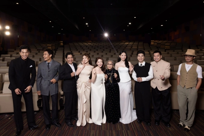 Mai Phương (thứ tư từ phải sang) bên êkíp Trùm Sò tại sự kiện ra mắt phim hôm 23/4 ở TP HCM.