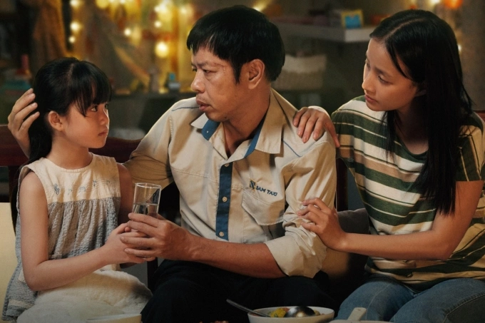 Diễn viên Thái Hòa đóng vai Hùng bên hai con gái, trong poster phim. Ảnh: Đoàn phim cung cấp