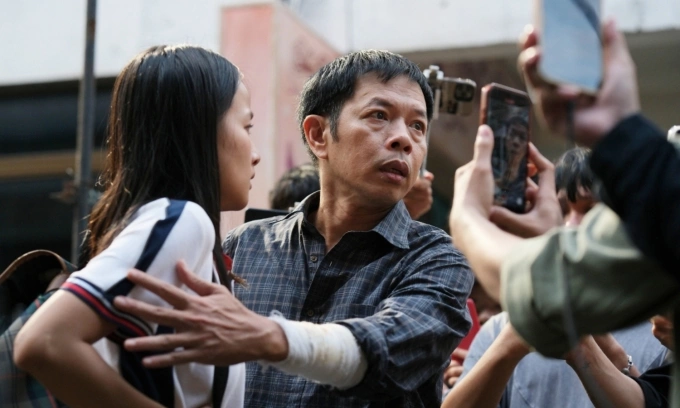 Cảnh Hùng bị nhóm TikToker truy hỏi vì nghi vấn lừa đảo tiền từ thiện. Ảnh: Đoàn phim cung cấp