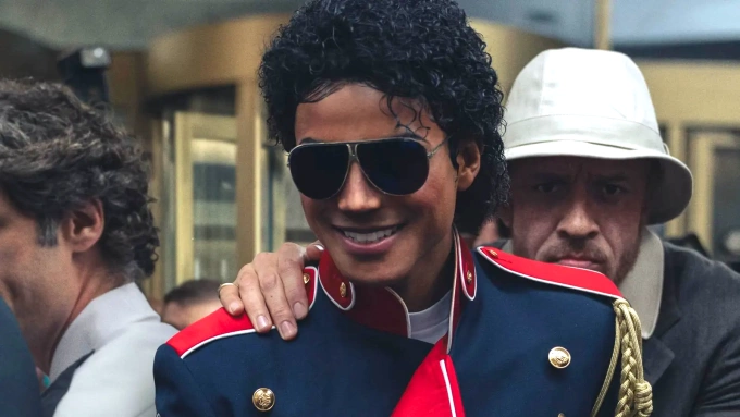 Jaafar Jackson trong tạo hình huyền thoại nhạc pop ở phim Michael. Ảnh: Lionsgate