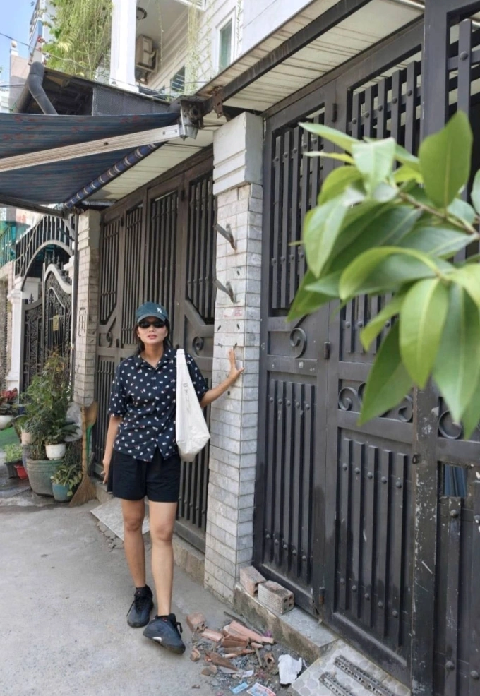 HHen Niê đứng trước ngôi nhà mua cuối năm 2025.