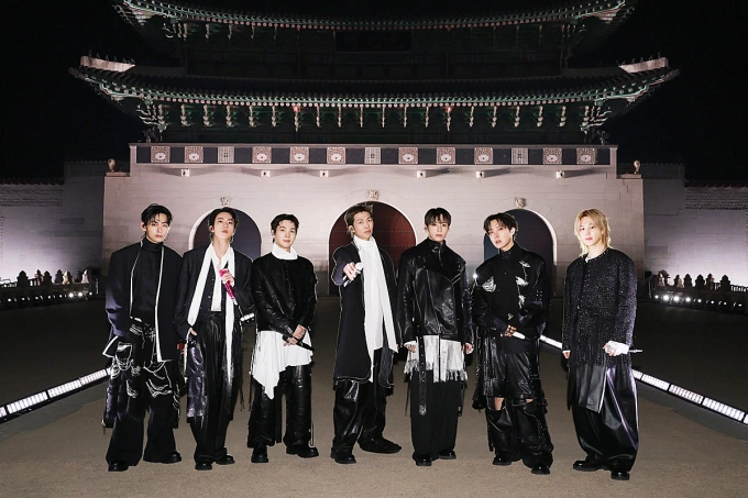 BTS tại đêm diễn trước cung điện Gyeongbokgung ngày 21/3. Ảnh: Netflix
