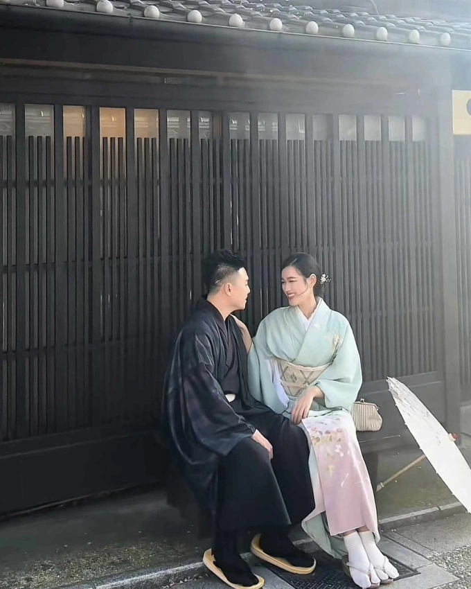 Đỗ Thị Hà và chồng diện trang phục kimono trong chuyến du lịch Nhật Bản năm 2024.