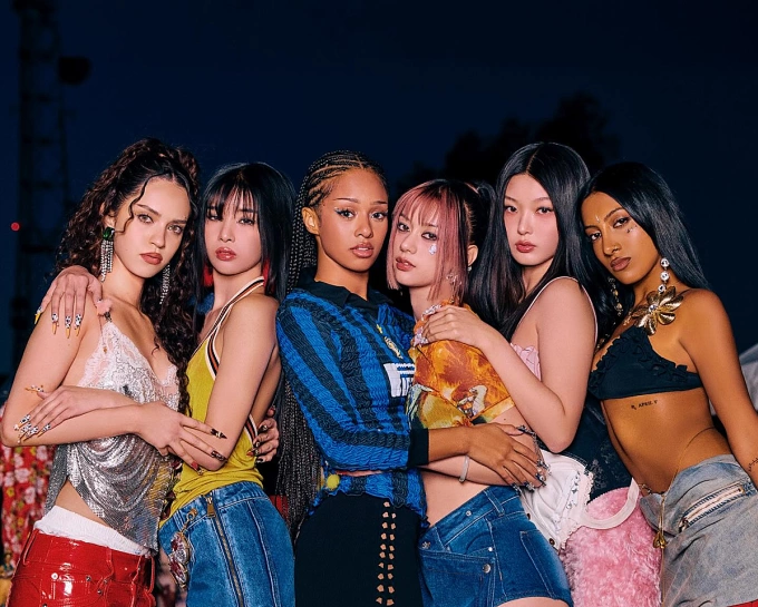 Từ trái qua: Daniela (con lai Venezuela và Cuba), Sophia (Philippines), Manon (gốc Thụy Sĩ-Italy và Ghana, ngừng hoạt động từ tháng 2), Meghan (gốc Trung, đến từ Hawaii), Yoonchae (Hàn Quốc) và Lara (gốc Ấn). Ảnh: Instagram Katseye