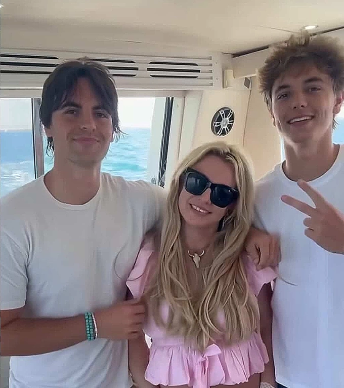 Ca sĩ bên hai con trai Sean (trái) và Jayden trong chuyến đi chơi hồi tháng 3. Ảnh: Instagram Britney Spears