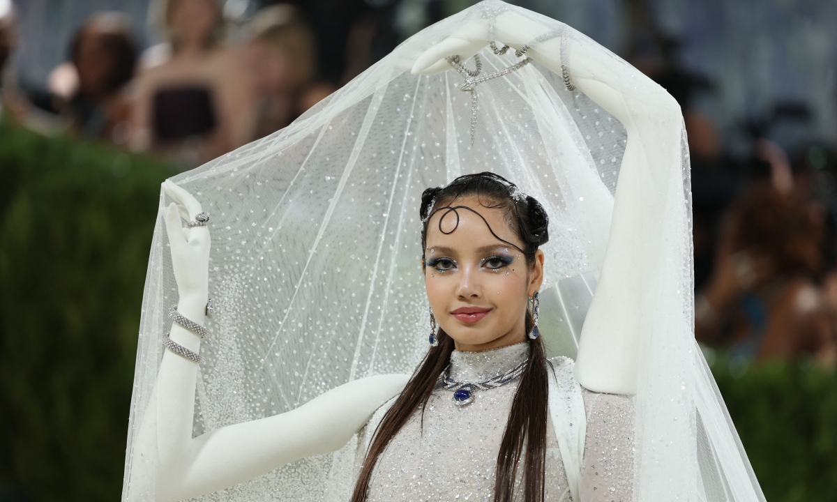Lisa thu hút với váy cánh tay ở Met Gala
