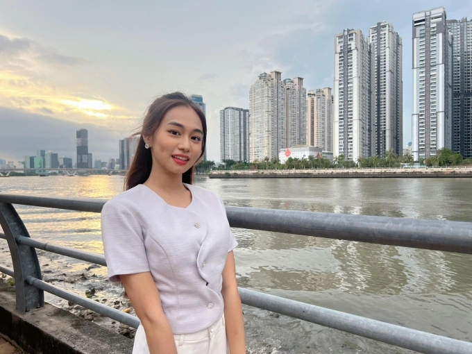 Ngân Hòa trong một bối cảnh phim Bóng ma hạnh phúc, dự án ghi hình tháng 9-11/2024. Ảnh: Nhân vật cung cấp