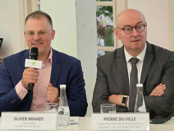 Ông Oliver Brandt - Viện trưởng Goethe Hà Nội (trái) và ông Pierre Du Ville - Trưởng Đại diện Phái đoàn Wallonie-Bruxelles tại Việt Nam, Chủ tịch EUNIC Việt Nam, tại buổi họp báo giới thiệu Những ngày văn học châu Âu, sáng 6/5 ở Hà Nội. Ảnh: Ban tổ chức cung cấp