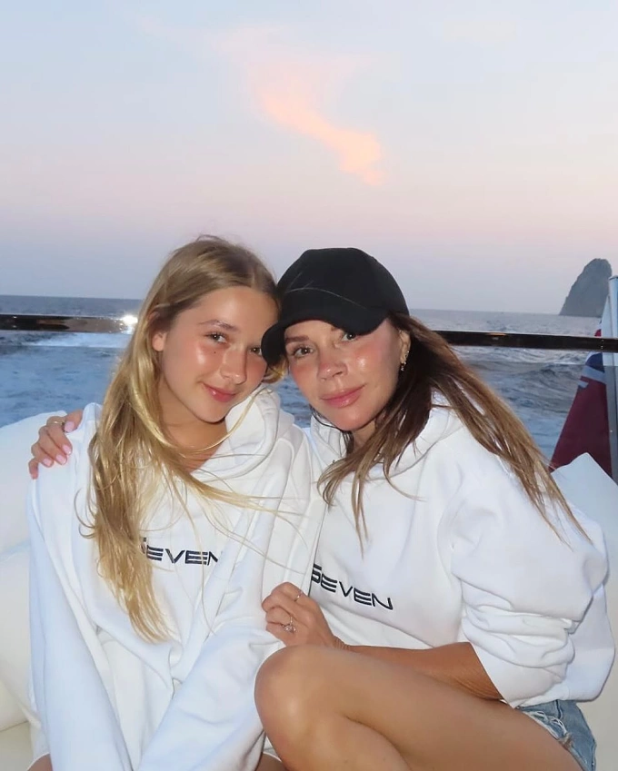 Victoria bên con gái út Harper trong chuyến nghỉ dưỡng vào mùa hè năm 2025. Ảnh: Instagram Victoria Beckham