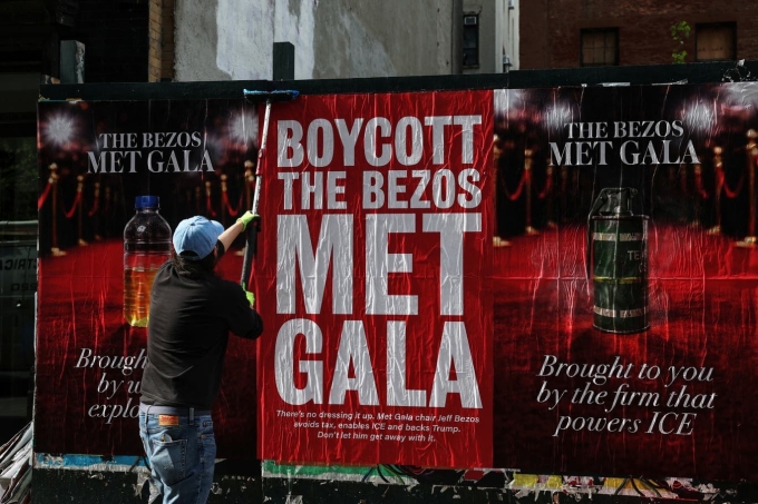 Một áp phích truyền thông điệp tẩy chay tỷ phú Jeff Bezos khi tài trợ Met Gala năm nay. Ảnh: Reuters