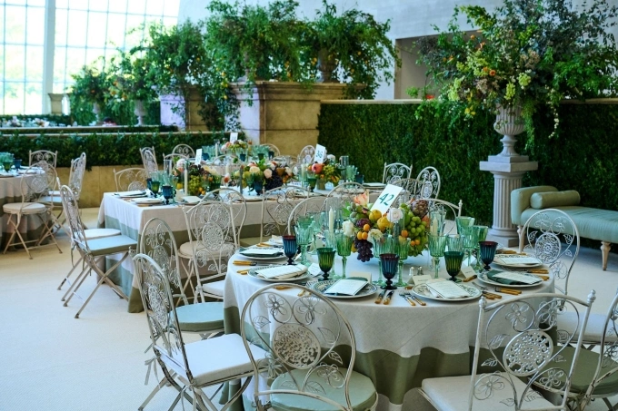 Bàn tiệc Met Gala trang trí bằng những loại trái cây tươi như lựu, lê, nho đen, atisô và hoa