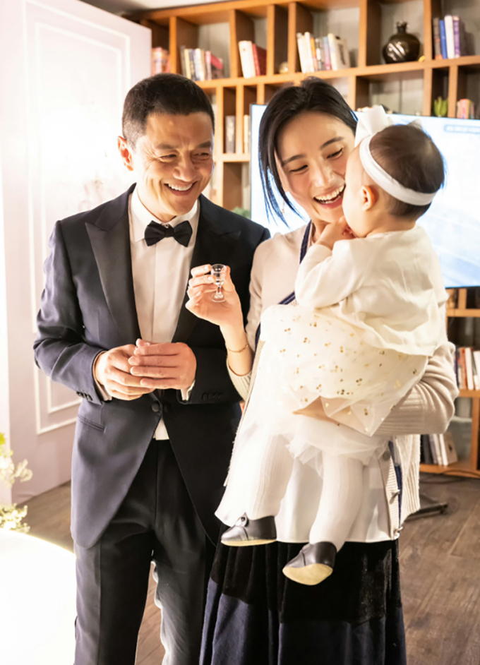 Gia đình Lý Á Bằng năm 2023. Ảnh: Weibo