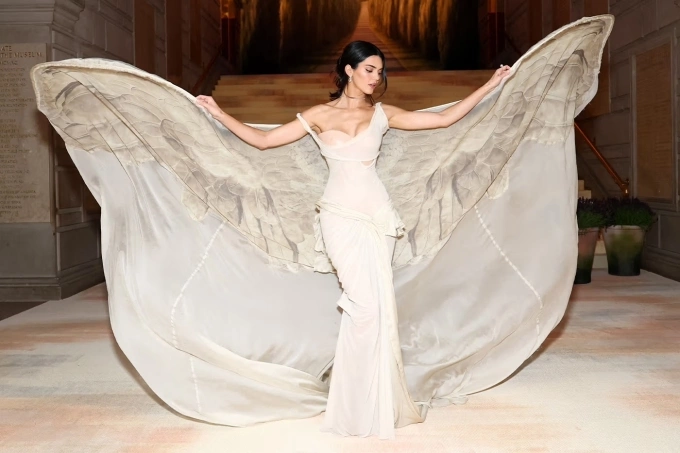 Trang phục của siêu mẫu Kendall Jenner lấy cảm hứng từ bức tượng Nữ thần chiến thắng ở bảo tàng Louvre. Ảnh: thepost