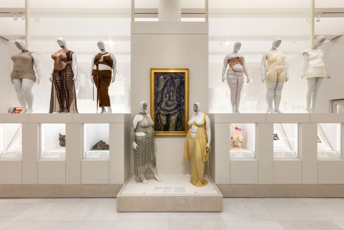 Một góc triển lãm Costume Art. Nhờ tổ chức trưng bày và hoạt động thảm đỏ, Met Gala quyên góp cho Viện trang phục với số tiền tăng đều qua các năm, lần lượt 26, 31, 42 triệu USD từ năm 2024 đến nay. Ảnh: WWD