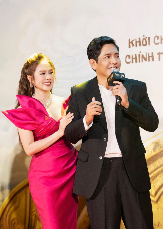 Vợ chồng Đức Thịnh - Thanh Thúy ở họp báo ra mắt phim Trùm Sò tại TP HCM cuối tháng 4. Ảnh: Kiengcan Studio