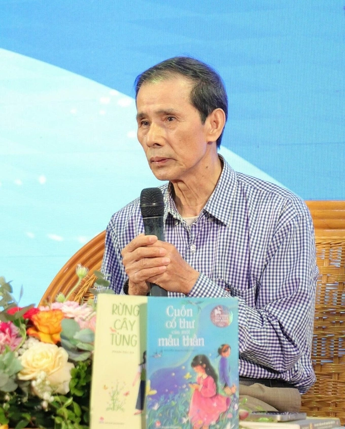 Nhà phê bình Bùi Việt Thắng ở tọa đàm. Ông tốt nghiệp khoa Ngữ văn, Trường Đại học Tổng hợp Hà Nội (nay là khoa Văn học, trường Đại học Khoa học Xã hội và Nhân văn, Đại học Quốc gia Hà Nội), trở thành giảng viên của khoa từ năm 1974 đến khi nghỉ hưu năm 2011. Ông từng xuất bản nhiều tác phẩm như Bình luận truyện ngắn, Tiểu thuyết đương đại (Tiểu luận - Phê bình), Từ điển tác giả, tác phẩm văn học Việt Nam... Ảnh: Khoa Văn học, trường Đại học KHXHNV, ĐHQGHN