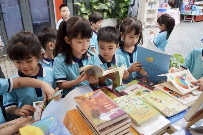 Nhóm trẻ ở Phố Sách Hà Nội. Ảnh: Sách Thái Hà
