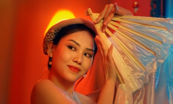 Tạo hình hoa hậu Mai Phương trong Trùm Sò - phim điện ảnh đầu tiên cô đóng. Ảnh: Đoàn phim cung cấp