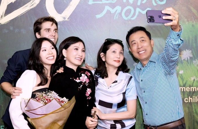 Vợ chồng Vân Sơn (phải) khi về nước ủng hộ Hồng Đào - đồng nghiệp thân thiết - ra mắt phim Mang mẹ đi bỏ, năm 2025. Ảnh: Đoàn phim cung cấp