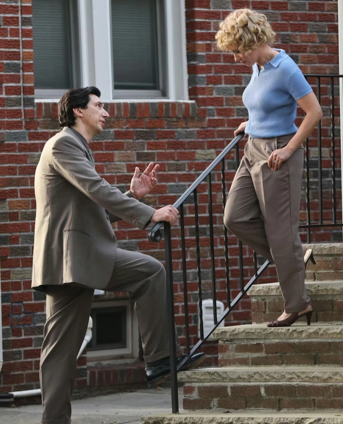 Adam Driver (trái) và Scarlett Johansson trên phim trường Paper Tiger. Ảnh: IndieWire