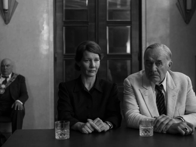 Tạo hình của Sandra Hüller (trái) và Hanns Zischler trong Fatherland. Ảnh: Agata Grzybowska