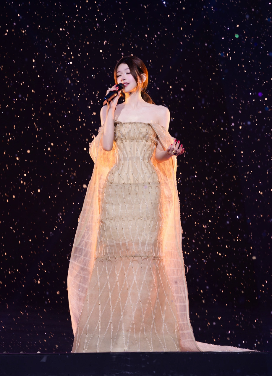 Tại concert Stay Romantic (Cứ lãng mạn) ở Thái Lan tối 10/5, người đẹp mặc thiết kế trong bộ sưu tập Cành vàng lá ngọc.