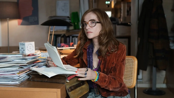 Tạo hình của minh tinh Isabelle Huppert trong Parallel Tales. Ảnh: Memento Films