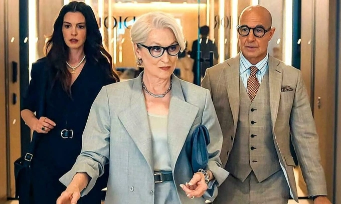 Meryl Streep (giữa) và Anne Hathaway (trái) trong phim The Devil Wears Prada 2. Ảnh: 20th Century Studios