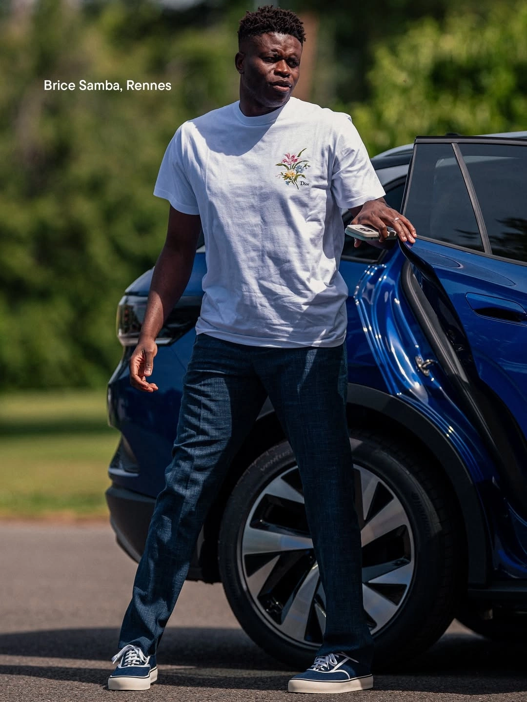Brice Samba và Dayot Upamecano mặc đơn giản với áo thun trơn màu Brice Samba & Dayot Upamecano chọn áo thun đơn sắc cùng quần denim