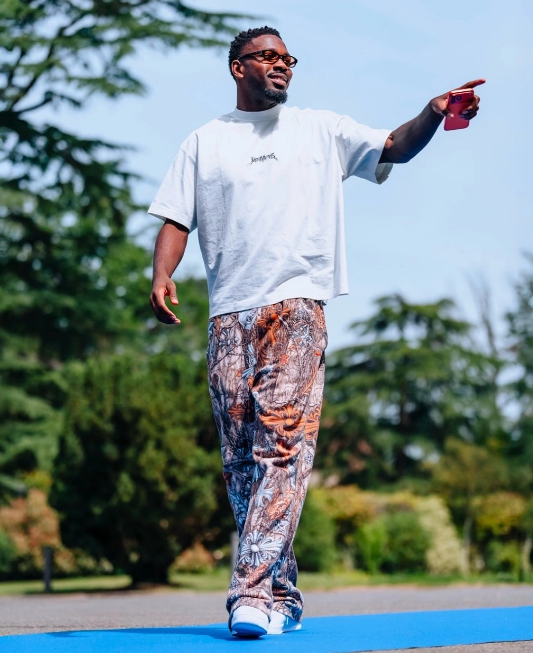 Marcus Thuram kết hợp quần Nike logo móng ngựa và áo Vetements Marcus Thuram phối đồ Nike x Nocta x Chrome Hearts và Vetements