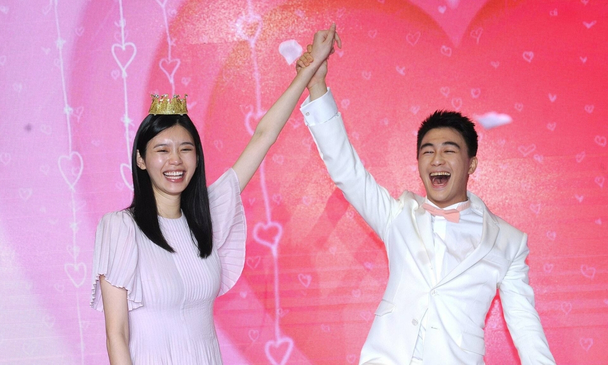 Mối tình con trai 'Vua sòng bạc' và siêu mẫu nội y
