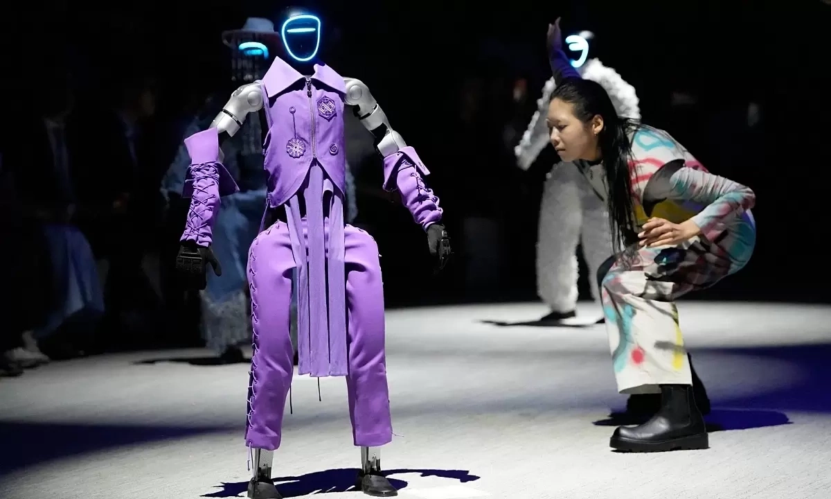 Robot đọ catwalk với người