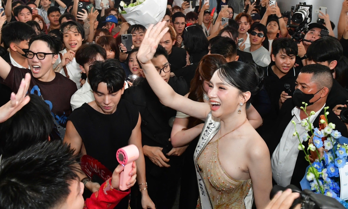 Fan chào đón Hương Giang trở về sau Miss Grand All Stars