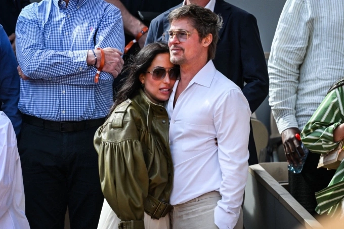 Brad Pitt bên bạn gái. Ảnh: AFP
