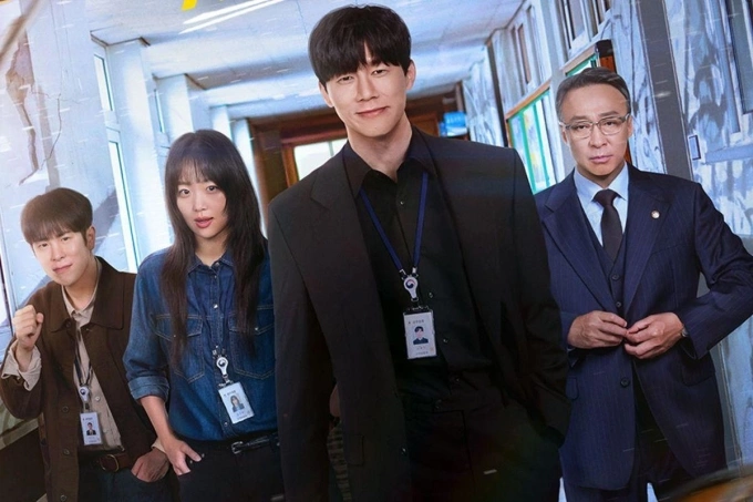 Kim Mu Yeol (thứ hai từ phải qua) và dàn diễn viên chính của phim Teach You a Lesson. Ảnh: Netflix
