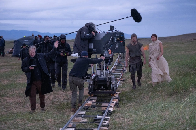 Đạo diễn Christopher Nolan (bìa trái), cùng Matt Damon (thứ hai từ phải qua) và Zendaya trên phim trường The Odyssey. Ảnh: Universal Pictures