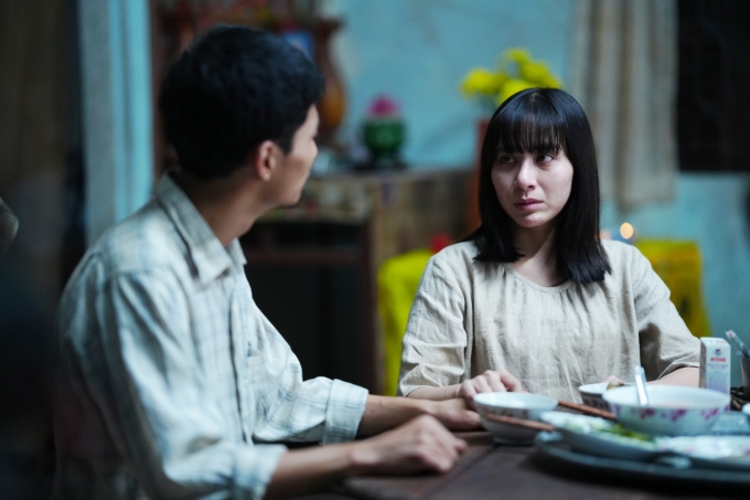 Diễn viên Tín Nguyễn (phải) và Avin Lu trong mộ cảnh đầu phim. Ảnh: Đoàn phim cung cấp