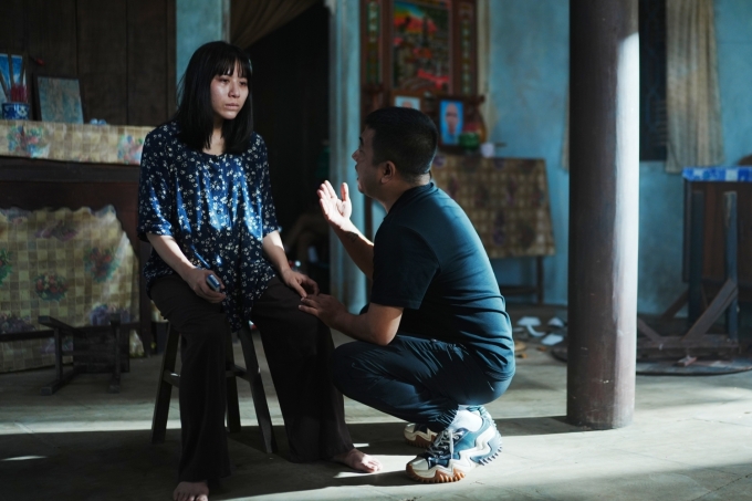 Nhà sản xuất Nguyễn Ngọc Thạch (phải) giúp Tín Nguyễn lấy tâm lý trong một phân cảnh. Ảnh: Đoàn phim cung cấp