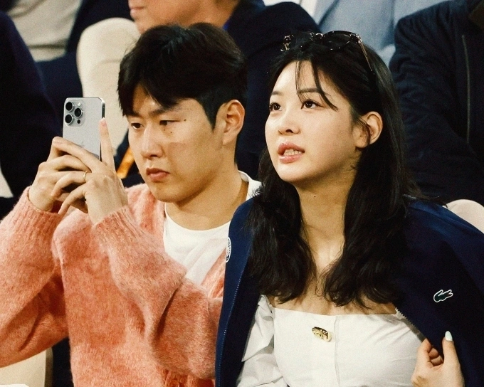 Lee Kang In và Park Sang Hyo xem quần vợt tại Pháp năm 2025. Ảnh: X