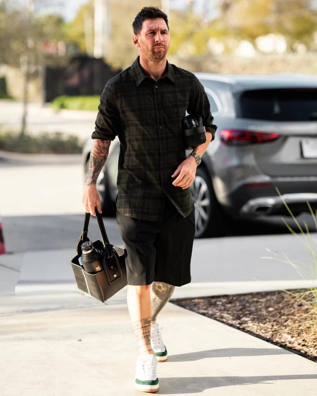 Messi đến sân NU của Inter Miami CF Messi mặc sơ mi kẻ sọc với quần shorts tại sân nhà Inter Miami CF