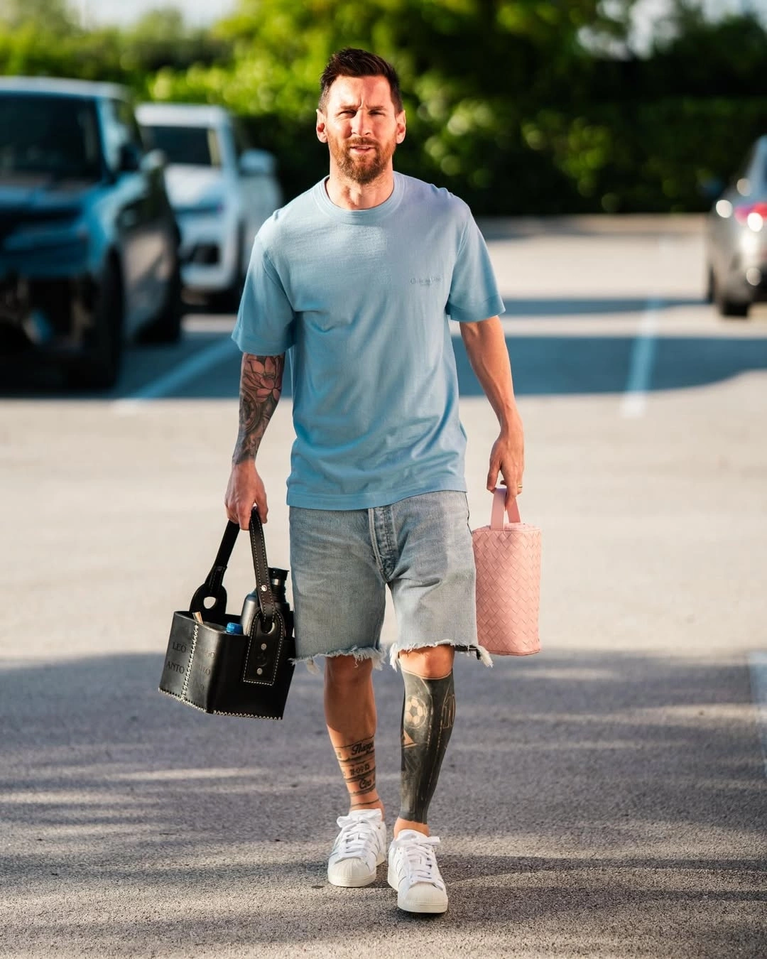 Messi mặc trang phục đi tập hồi tháng 5 Messi đi tập với áo thun xanh da trời và short jeans