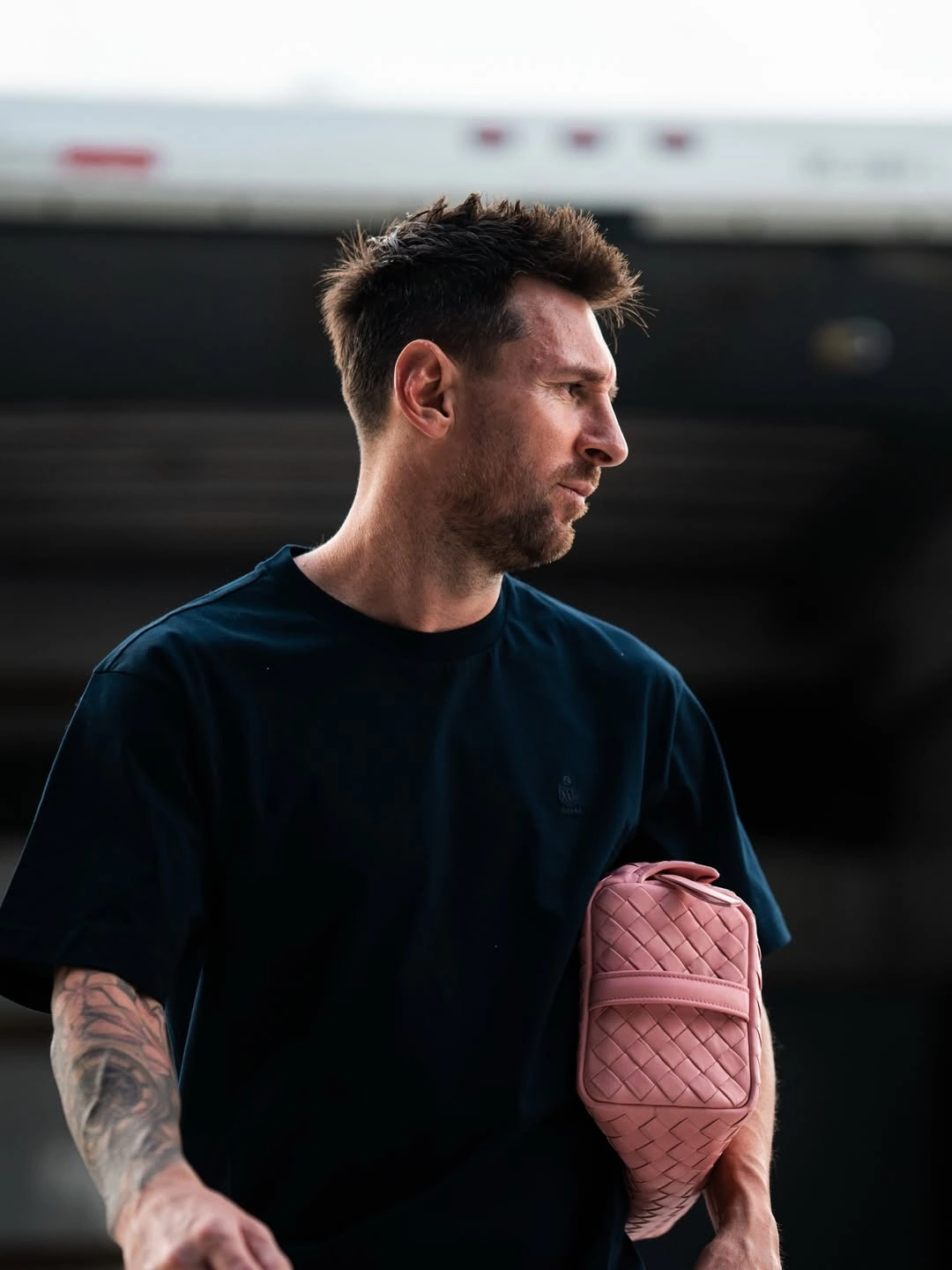 Bộ sưu tập túi da của Messi Messi sử dụng túi da Bottega Veneta đa dạng