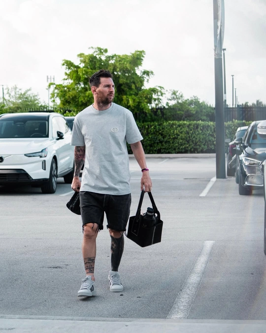 Messi mặc đồ giản dị đầu tháng 4 Áo thun Dior và shorts denim trên Messi
