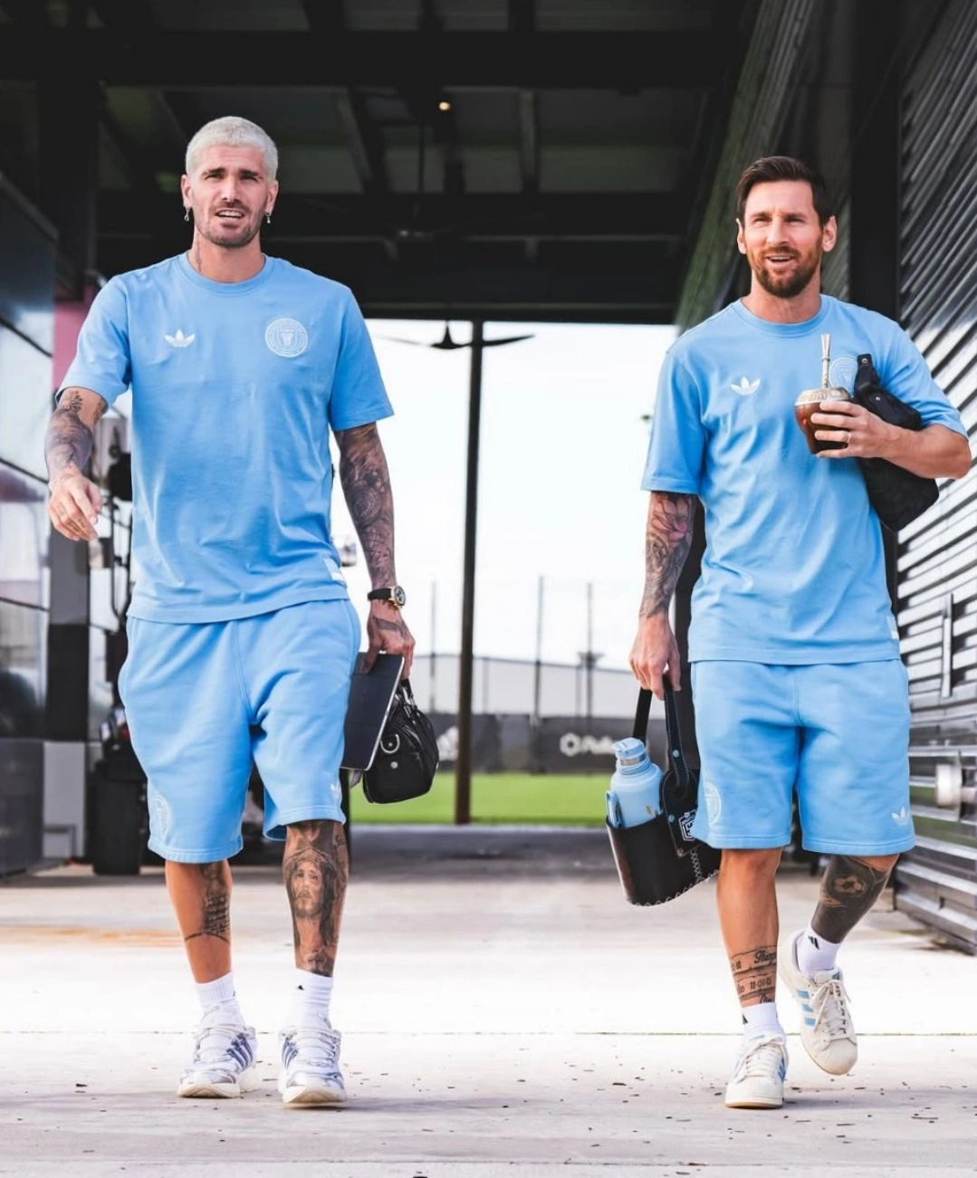 Phối phụ kiện đồng điệu với đồng phục xanh của Messi Messi kết hợp giày và phụ kiện cùng tông xanh tạo sự hài hòa