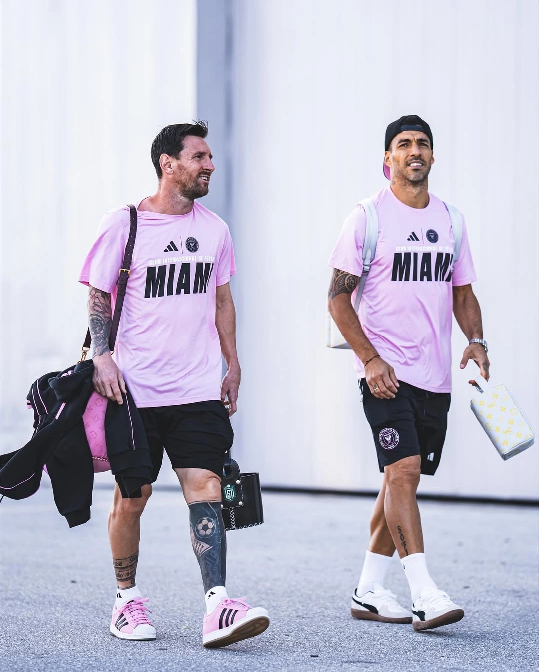 Messi diện áo hồng câu lạc bộ Inter Miami CF Messi phối túi du lịch Louis Vuitton với sneakers hồng cùng tông màu